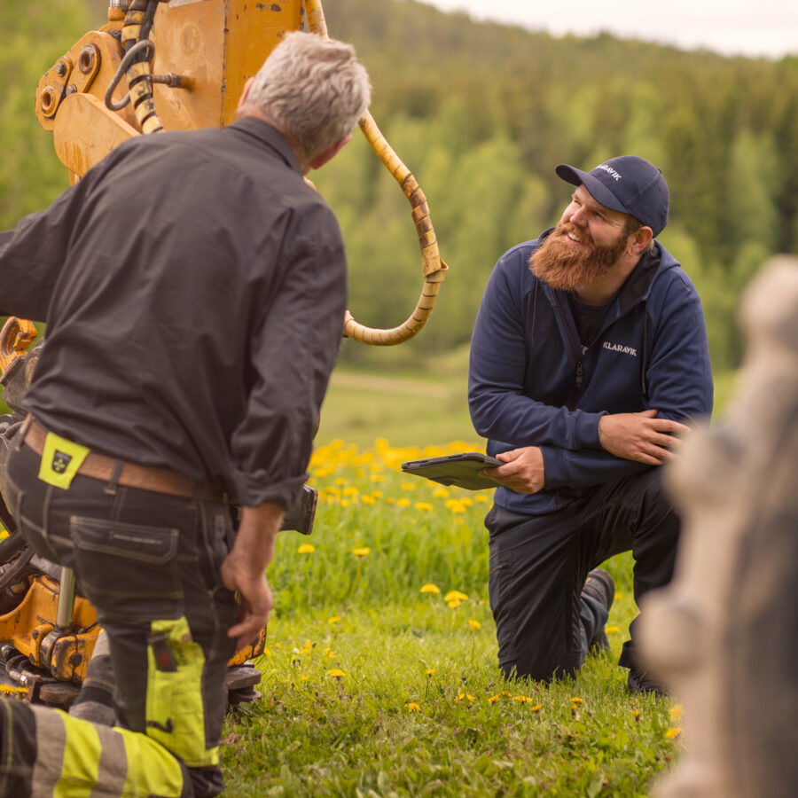 Klaraviks auktionsmäklare som besöker säljande kund inför en försäljning.