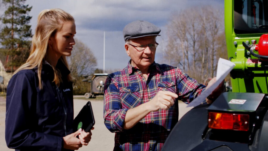 Säljande kund på Klaravik går igenom objektsbeskrivning med sin lokala auktionsmäklare.