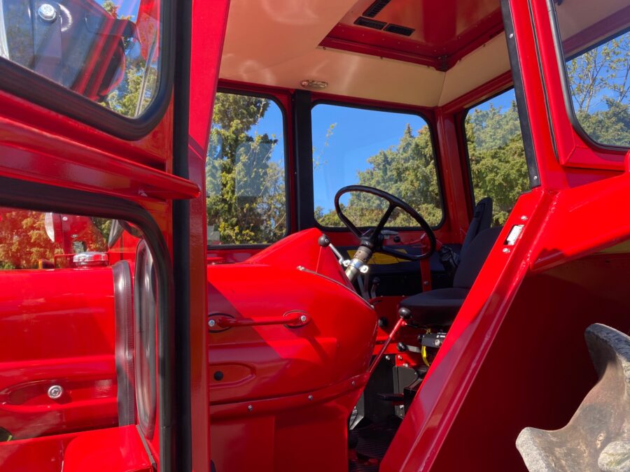 En glänsande röd lack på en Volvo BM 814 i toppskick. 
