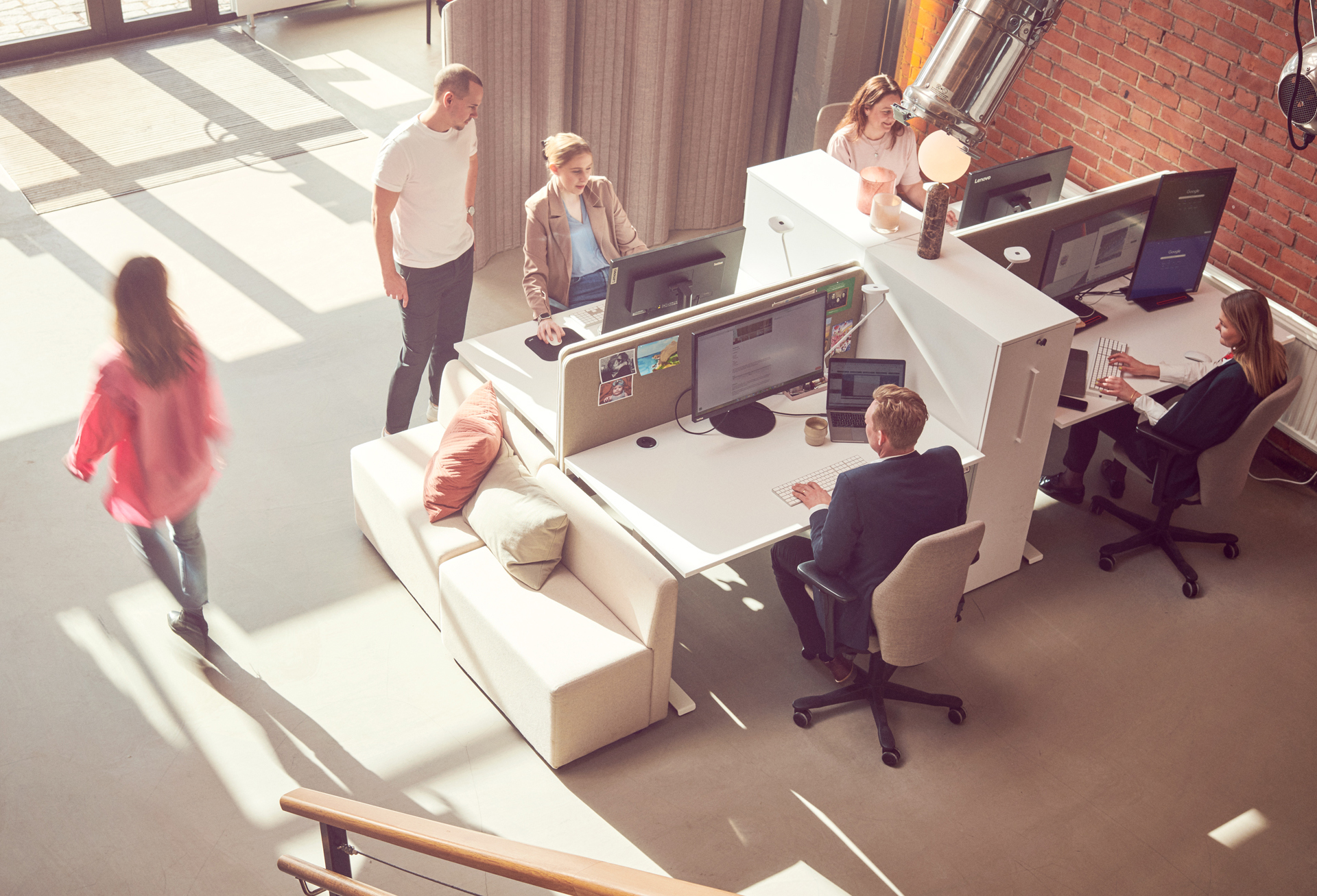 Människor i öppet kontorslandskap