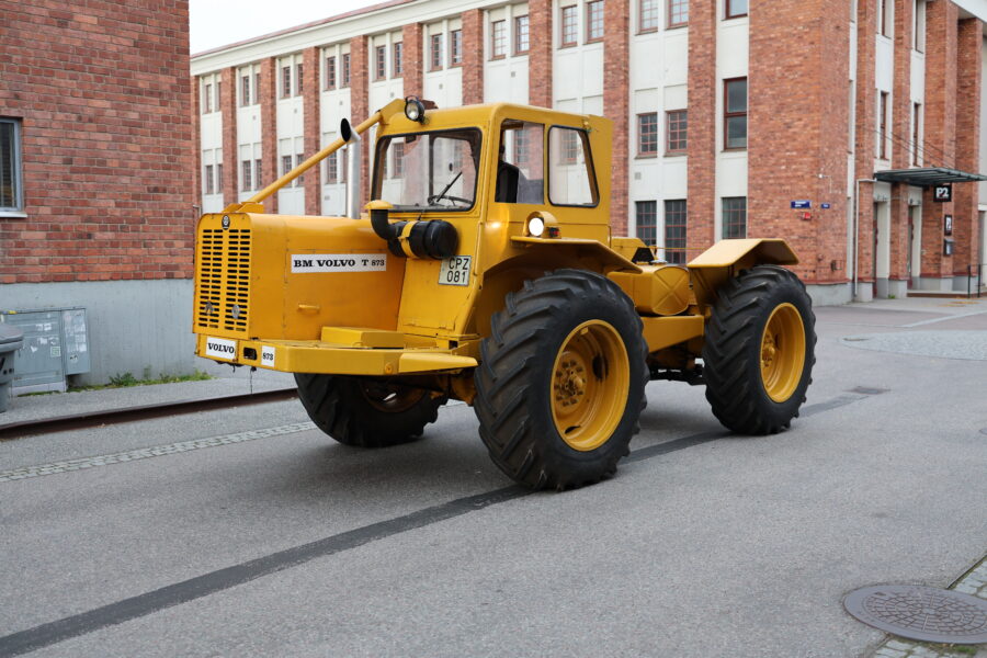 En man kör världens enda Volvo BM T 873 Lantbruks-Lisa till Munktellmuseet i Eskilstuna.