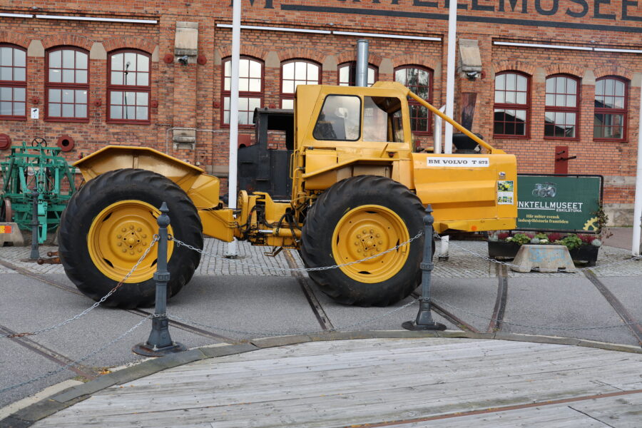 En Volvo BM T 873 Lantbruks-Lisa står parkerad utanför Munktellmuseet i Eskilstuna.