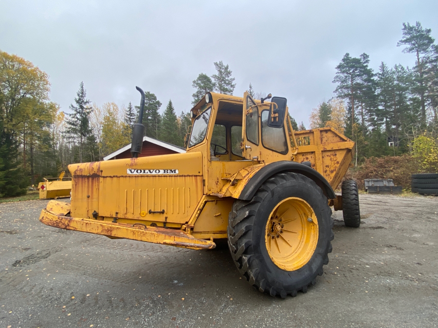 En gul BM-Volvo DR 631 snett framifrån