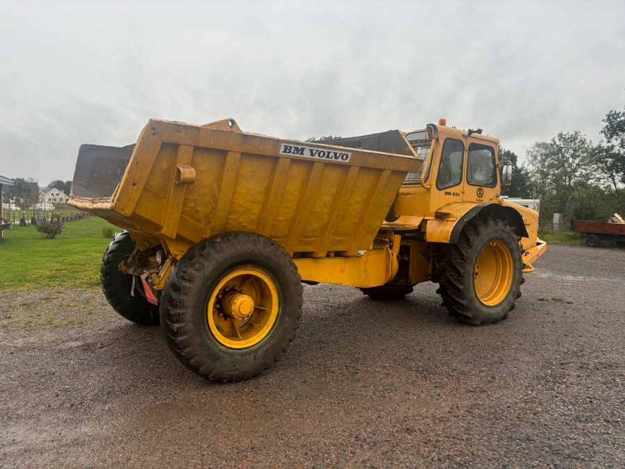 En gul BM-Volvo DR 631 snett bakifrån